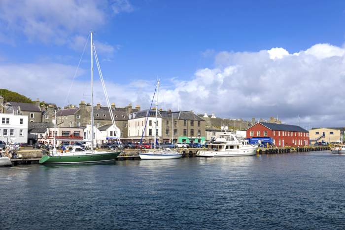 Lerwick, un oraș de coastă din Shetland, Scoția, Insulele Britanice din Anglia, cu case medievale pitorești.