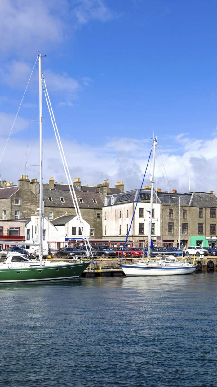 Lerwick, un oraș de coastă din Shetland, Scoția, Insulele Britanice din Anglia, cu case medievale pitorești.