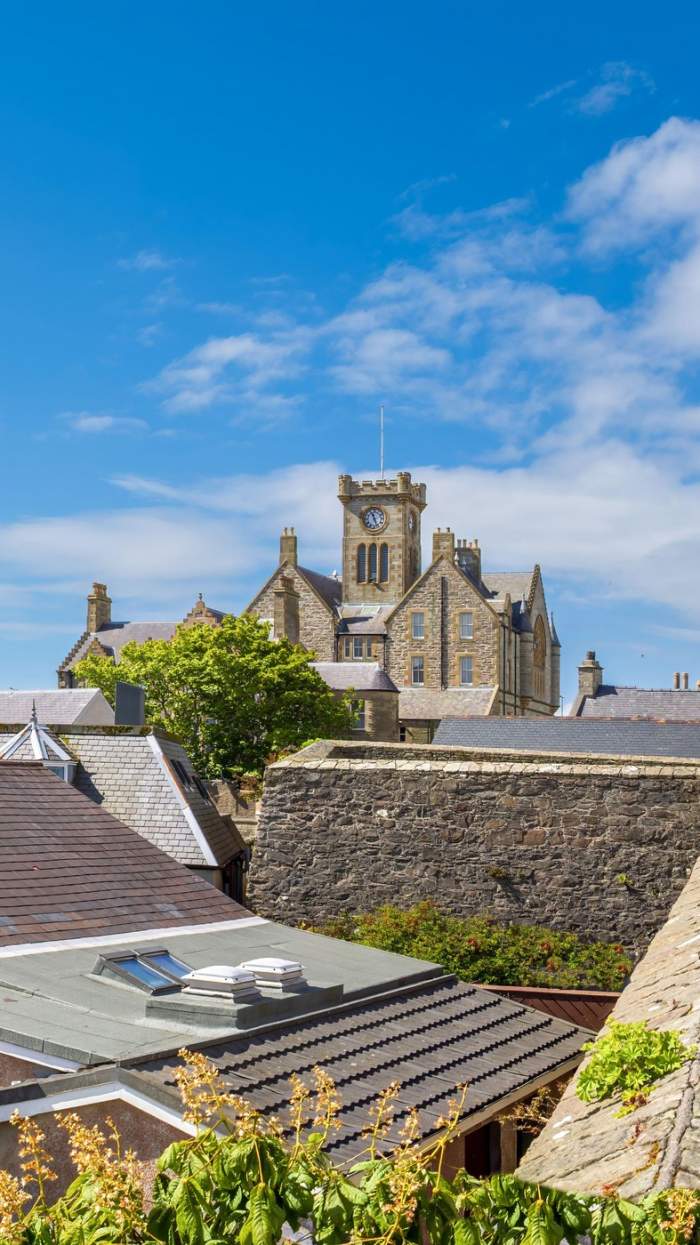 Lerwick, un oraș de coastă din Shetland, Scoția, Insulele Britanice din Anglia, cu case medievale pitorești.