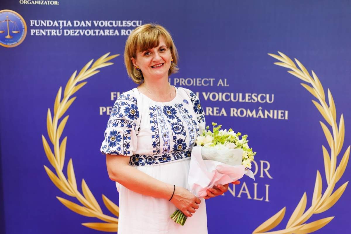 „Fă rai unde predai”: Andra Claudia Popa, profesoara care urcă zilnic muntele pentru a oferi educație