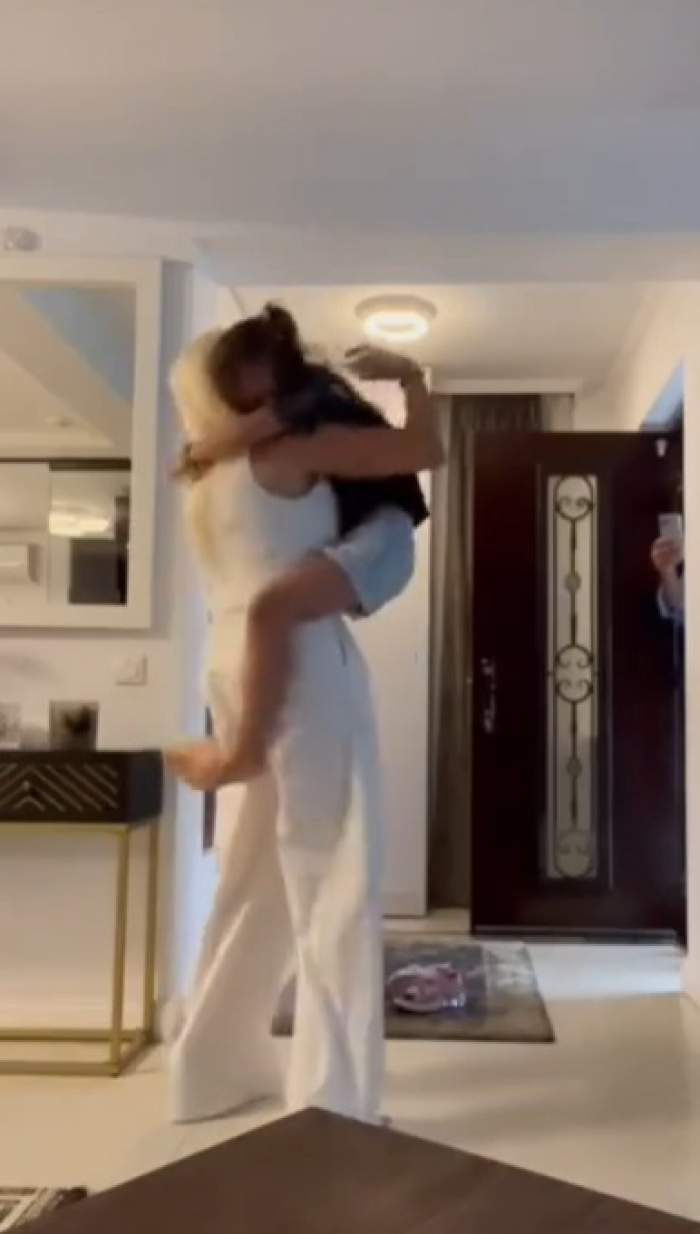 Momentul emoționant în care fiica Elenei Udrea și-a văzut mama acasă! A căzut în genunchi! Cele două au fost copleșite de emoție | VIDEO