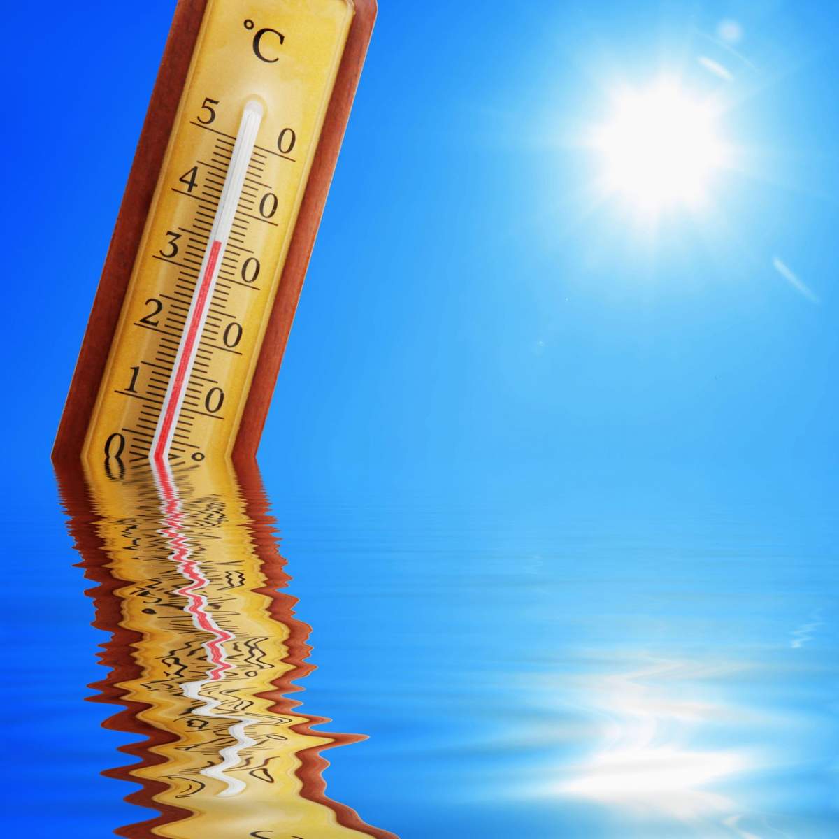 Termometru cu mercur. Căldura verii sau încălzirea globală, conceptul de schimbări climatice.
