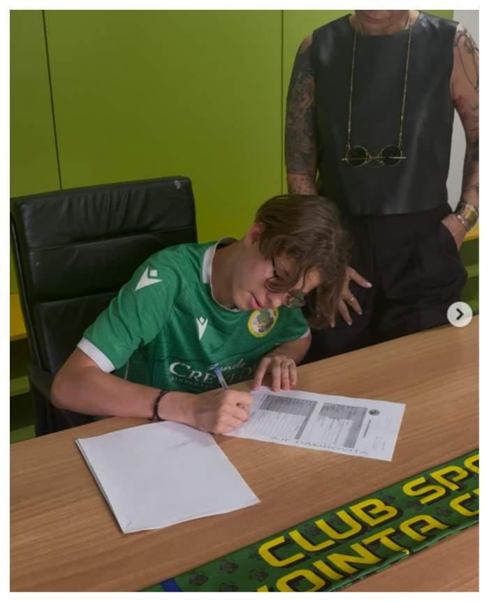 Laurențiu Reghecampf Jr. a semnat primul contract cu o echipă de fotbal! Adolescentul îi mulțumește mamei sale, Anamaria Prodan, pentru toată susținerea: „Te fac mândră”