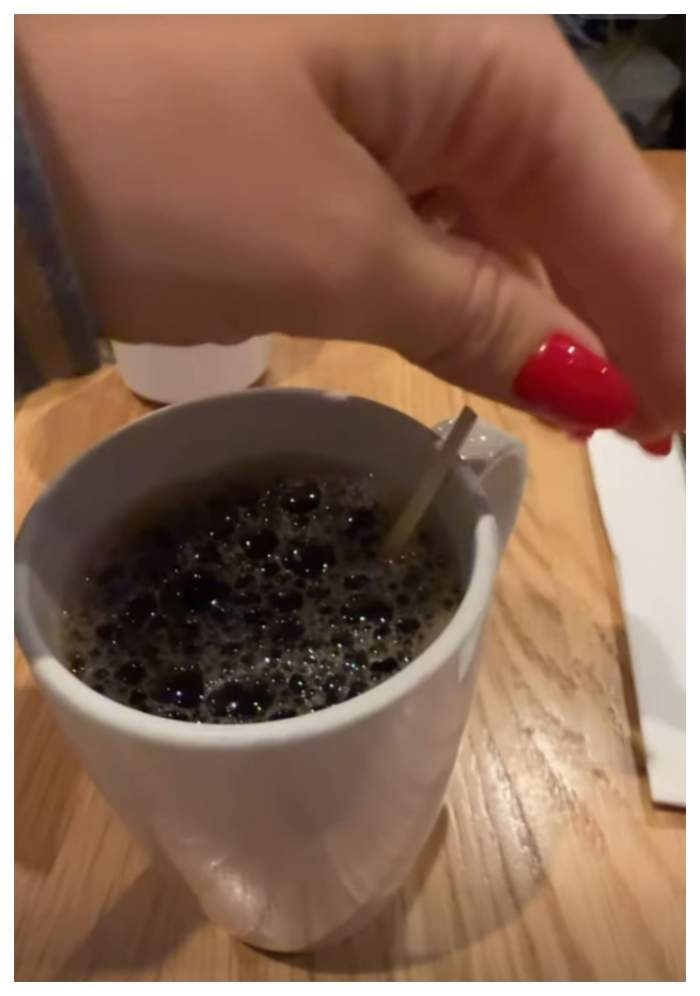 Raluka, uimită de cafeaua primită în aeroportul din Los Angeles. Ce i s-a întâmplat cântăreței: „Să văd dacă mor”