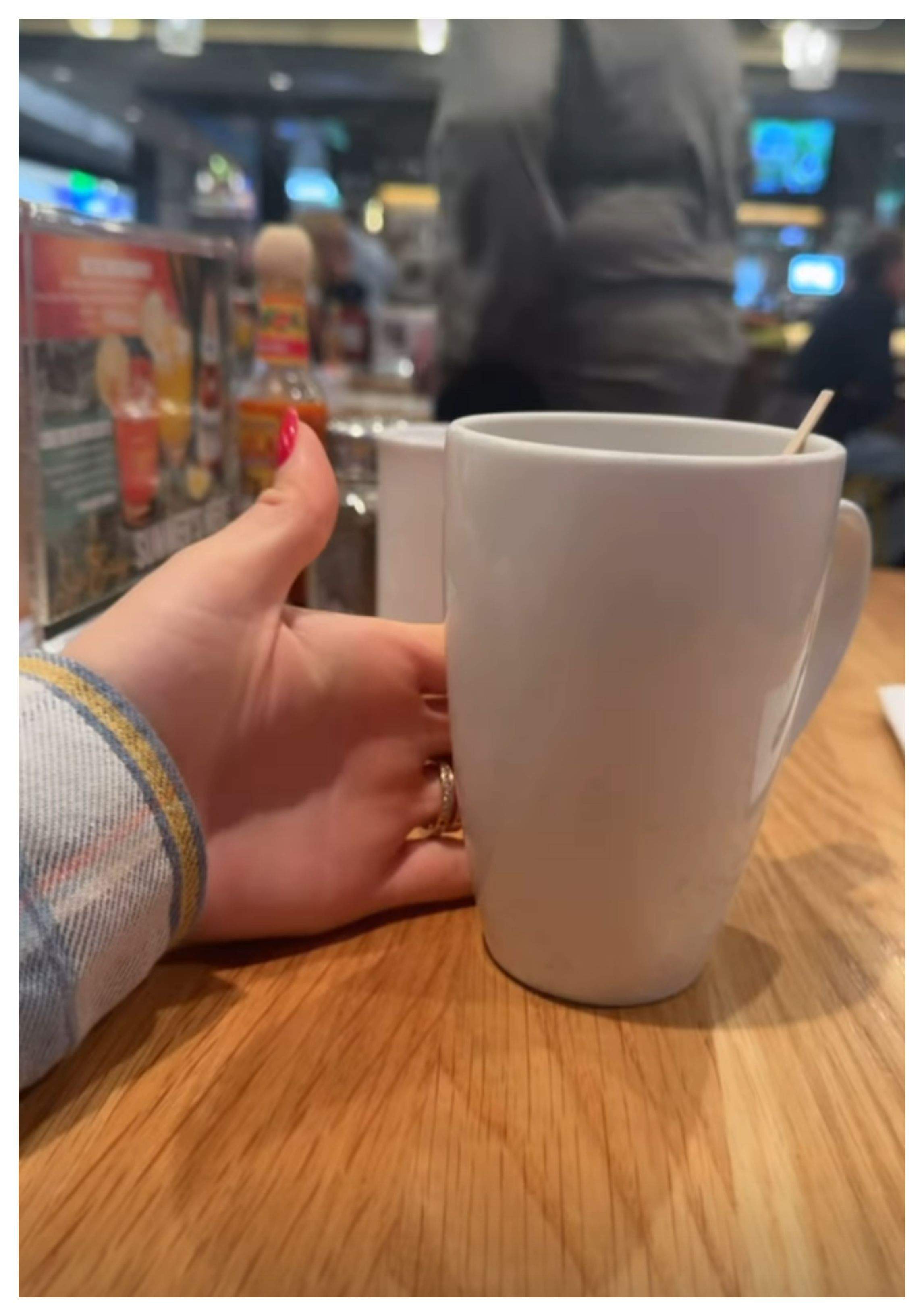 Raluka, uimită de cafeaua primită în aeroportul din Los Angeles. Ce i s-a întâmplat cântăreței: „Să văd dacă mor”