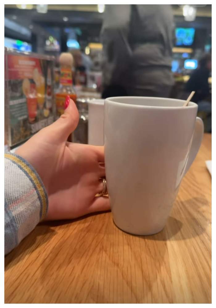Raluka, uimită de cafeaua primită în aeroportul din Los Angeles. Ce i s-a întâmplat cântăreței: „Să văd dacă mor”
