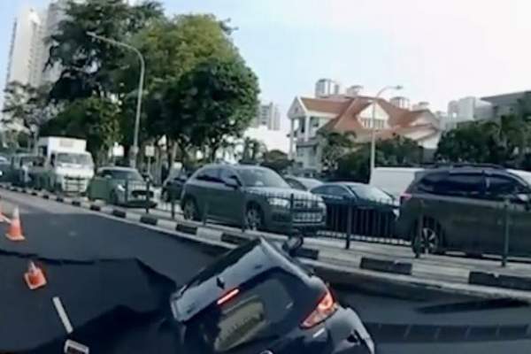 Mașină înghițită de o gaură uriașă în miezul zilei, pe șosea! Imaginile sunt șocante | VIDEO