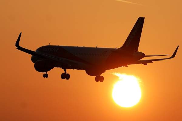 Incident halucinant! Avionul unei companii low cost din Europa a aterizat de urgență, după ce un pasager ar fi urinat pe culoar