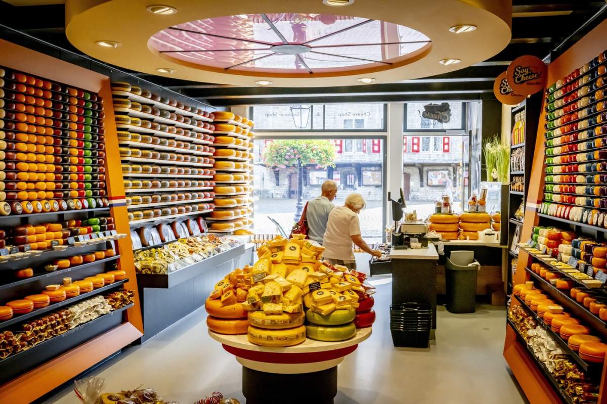 Un magazin de brânzeturi în Gouda cu faimoasa brânză Gouda