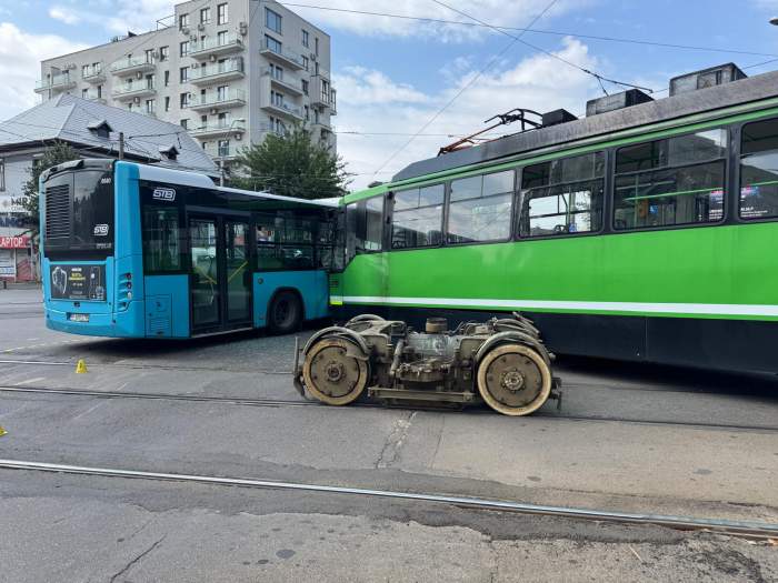 Accident grav între un tramvai și un autobuz în București. Mai multe persoane au fost transportate la spital | VIDEO