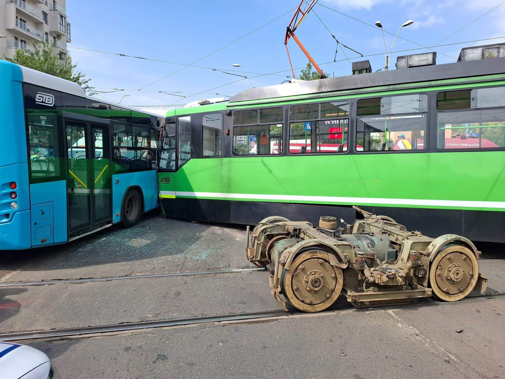Accident grav între un tramvai și un autobuz în București. Mai multe persoane au fost transportate la spital | VIDEO