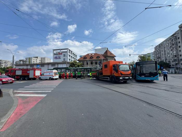 Accident grav între un tramvai și un autobuz în București. Mai multe persoane au fost transportate la spital | VIDEO