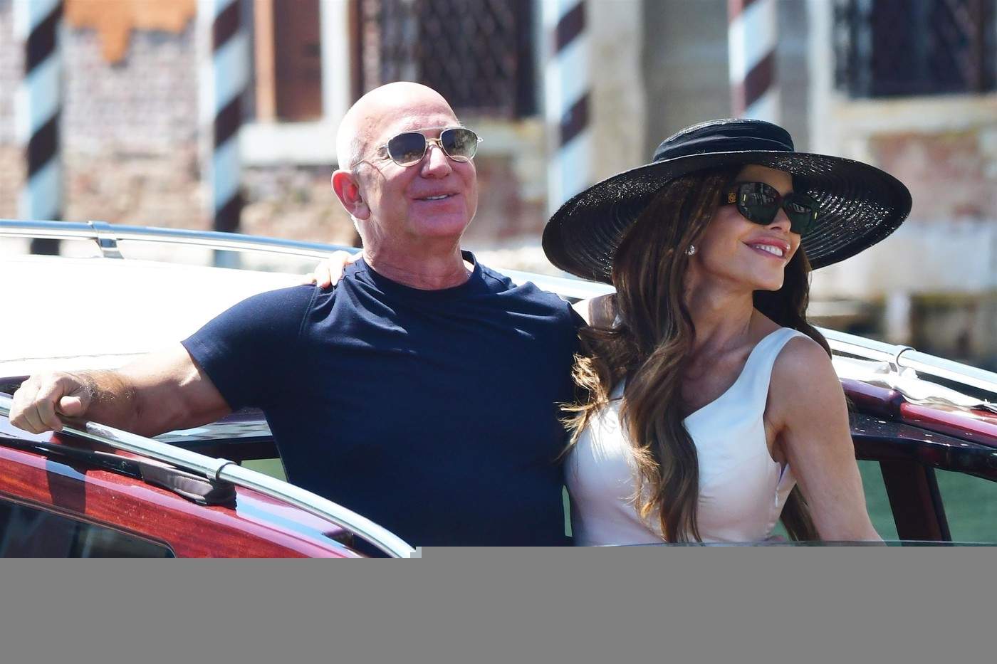 Lauren Sanchez a rămas fără o rochie, după ce i-a fost furată din hotel. Autoritățile au deschis o anchetă