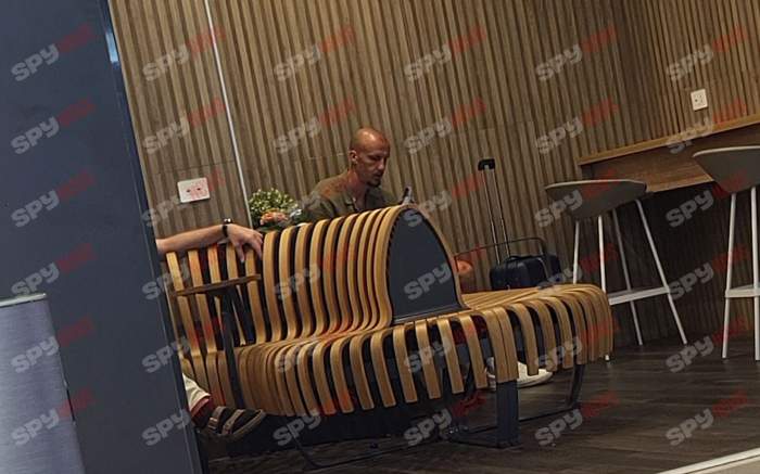 Vlad Chiricheş nu se plictiseşte singur în aeroport! În ce ipostaze l-au surprins paparazzii Spynews.ro