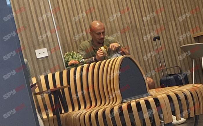 Vlad Chiricheş nu se plictiseşte singur în aeroport! În ce ipostaze l-au surprins paparazzii Spynews.ro