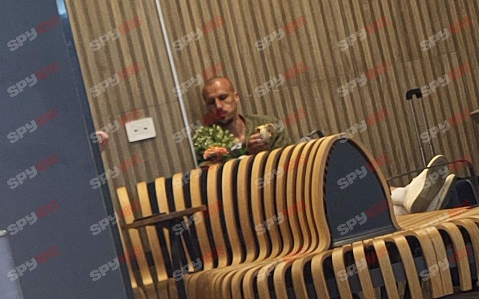 Vlad Chiricheş nu se plictiseşte singur în aeroport! În ce ipostaze l-au surprins paparazzii Spynews.ro