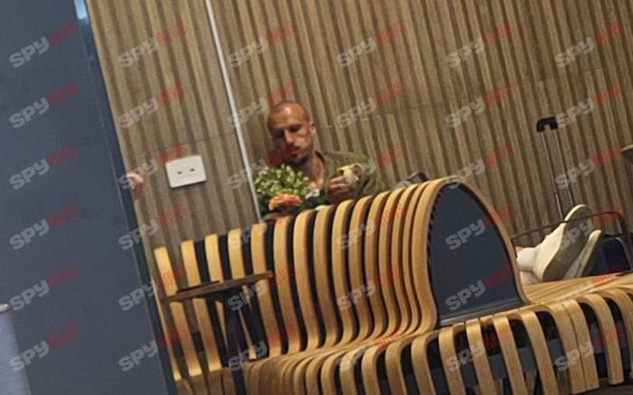 Vlad Chiricheş nu se plictiseşte singur în aeroport! În ce ipostaze l-au surprins paparazzii Spynews.ro