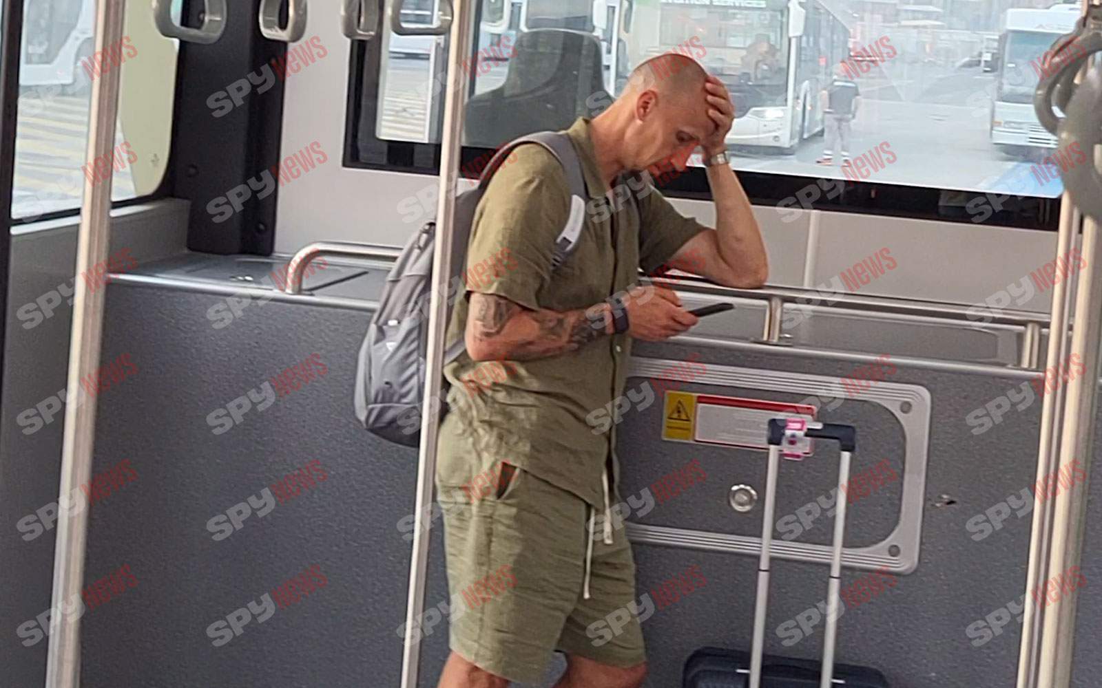 Vlad Chiricheş nu se plictiseşte singur în aeroport! În ce ipostaze l-au surprins paparazzii Spynews.ro