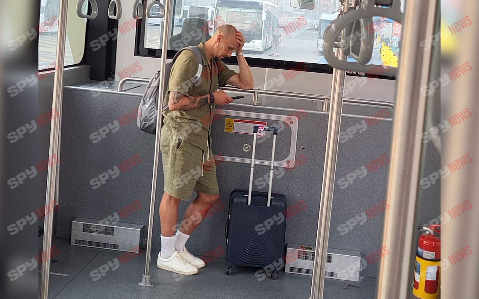Vlad Chiricheş nu se plictiseşte singur în aeroport! În ce ipostaze l-au surprins paparazzii Spynews.ro