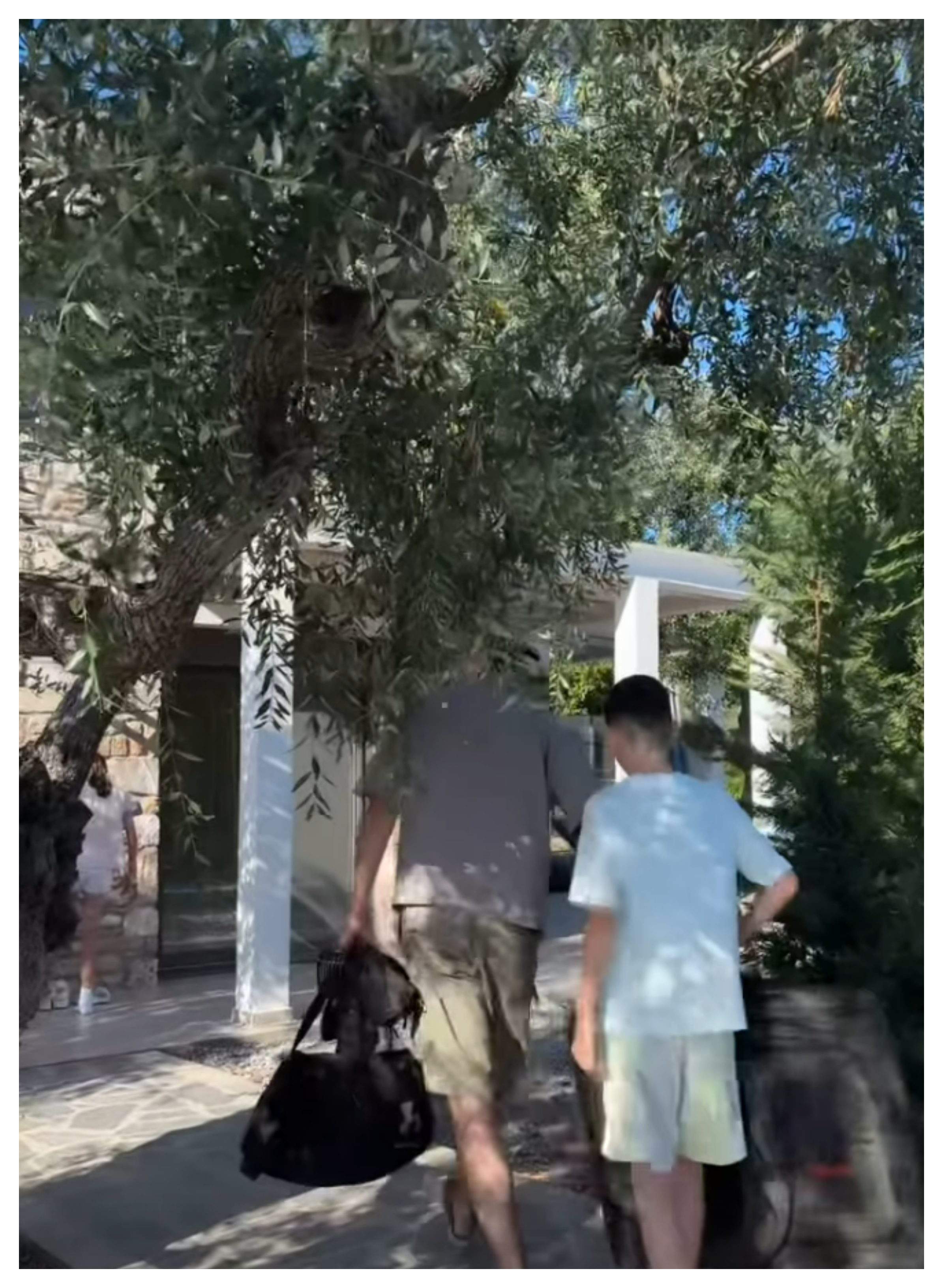 Anca Serea a plecat cu copiii în vacanță în Grecia. Cât costă o noapte de cazare la hotelul ales | FOTO