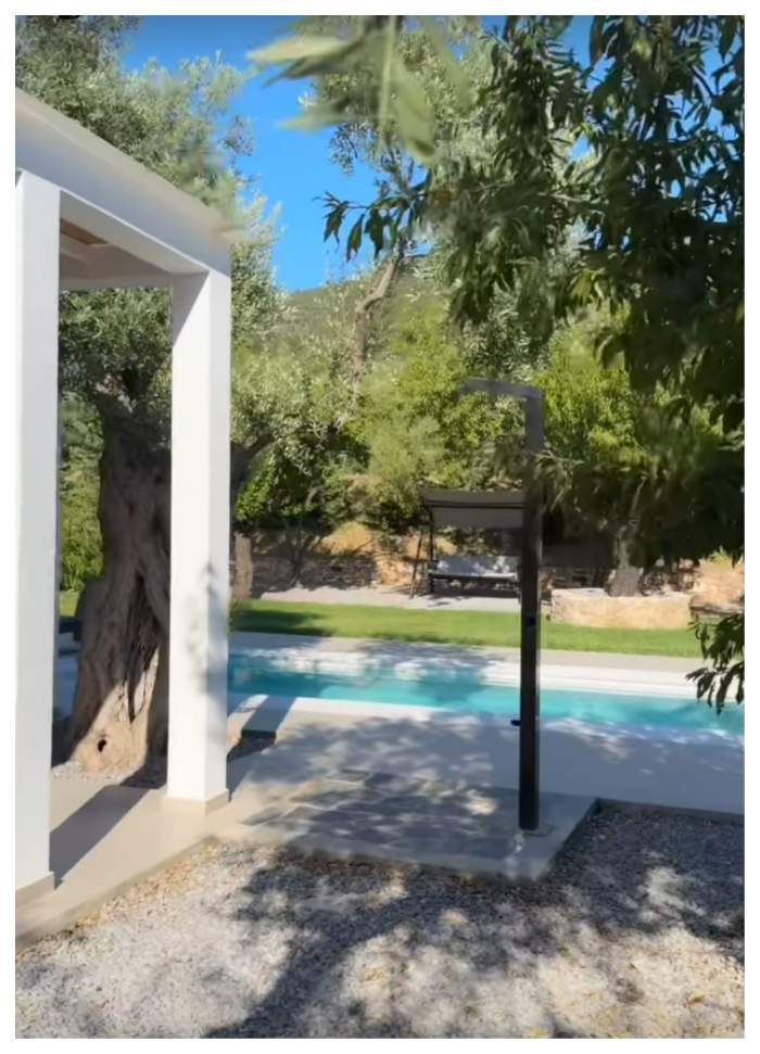 Anca Serea a plecat cu copiii în vacanță în Grecia. Cât costă o noapte de cazare la hotelul ales | FOTO