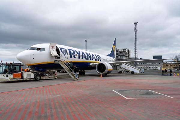 Zeci de persoane rănite după o alertă de incendiu la bordul unui avion! Pasagerii au sărit de pe aripile aeronavei