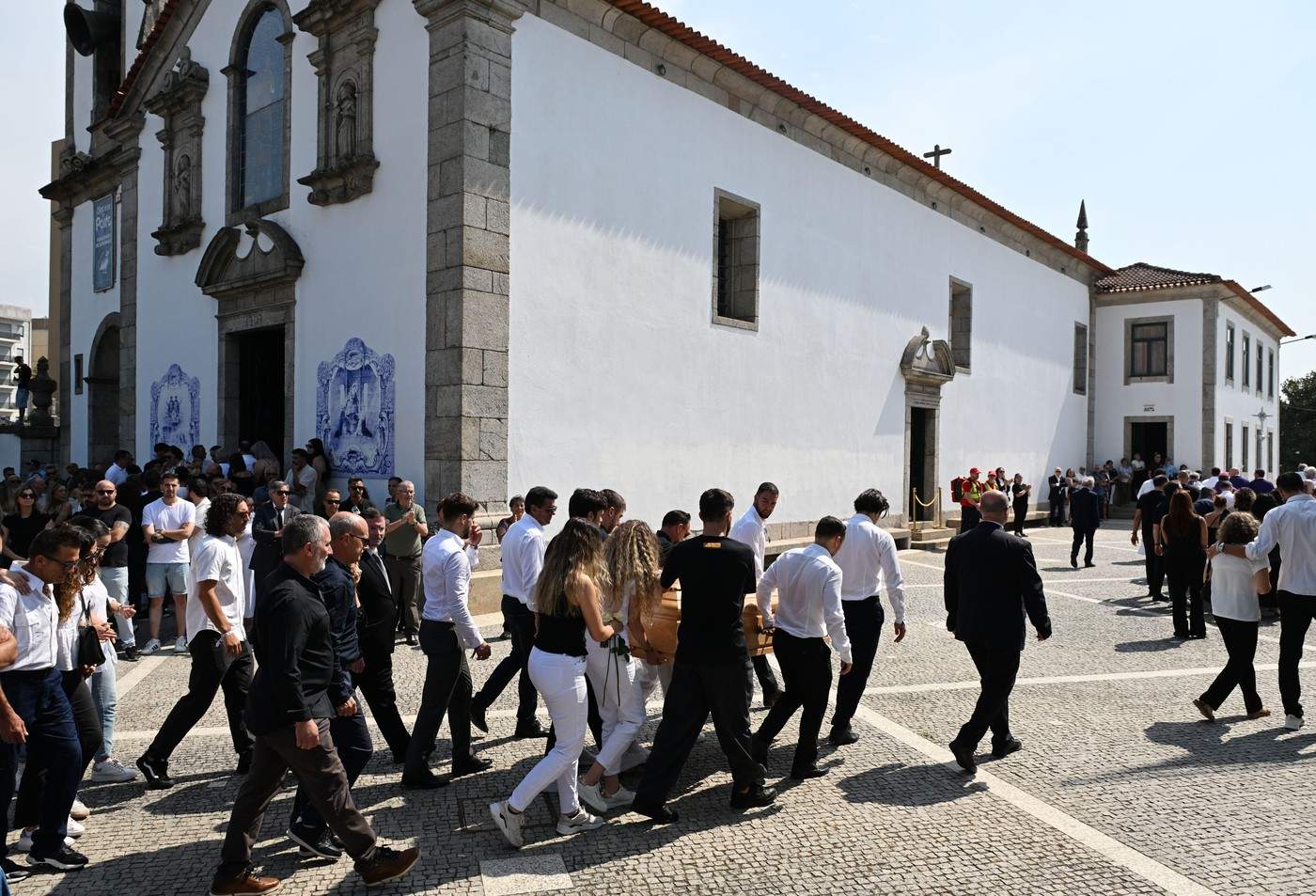 Soția lui Diogo Jota, Rute Cardoso, merge cu sicriul după funeraliile lui Diogo Jota și Andre Silva, care au avut loc la Igreja Matriz de Gondomar, în orașul Gondomar, lângă Porto