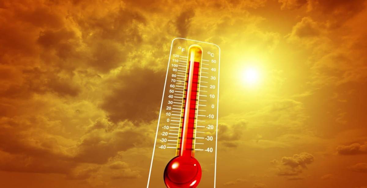 Val de căldură extremă și caniculă intensă și vreme cu temperaturi ridicate și soare arzător reprezentat de un termometru în creștere și schimbare climatică fierbinte