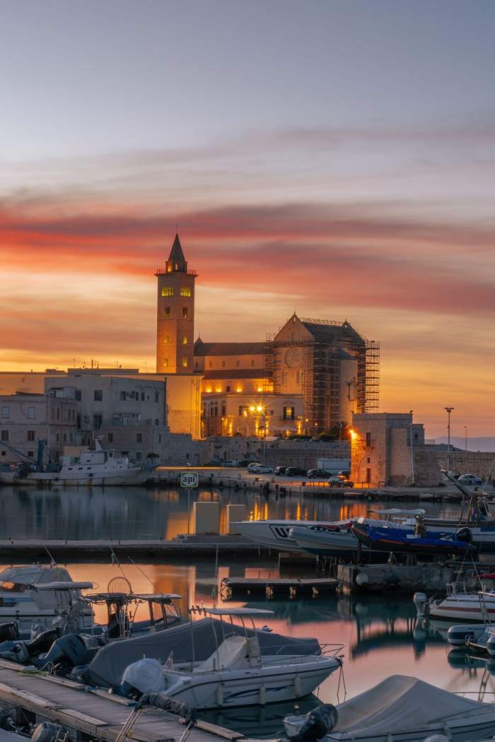 Frumoasa catedrală romanică Basilica San Nicola Pellegrino, din Trani.
