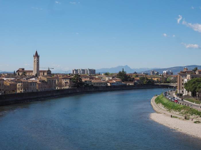 VERONA, ITALIA - CIRCA MARTIE 2019: Castelvecchio (adică Castelul Vechi)
