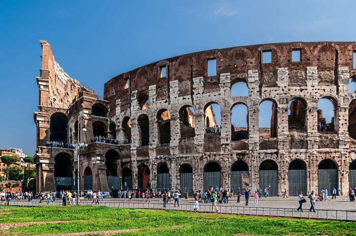 Roma, Italia, 28 septembrie 2009: Colosseumul este un punct de reper iconic și o parte centrală a identității Romei, atrăgând milioane de vizitatori în fiecare an.