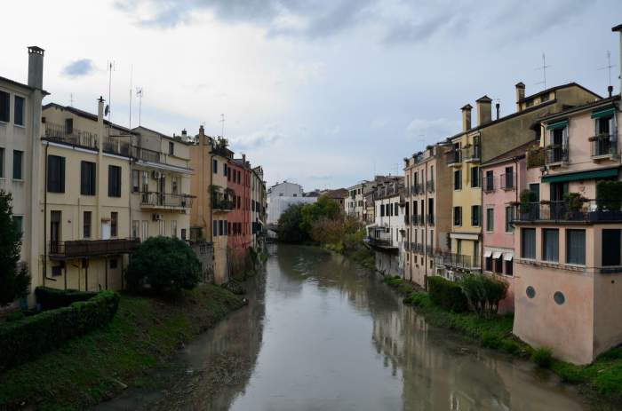Padua este un mic oraș italian situat în Veneto, la aproximativ 50 km de Veneția