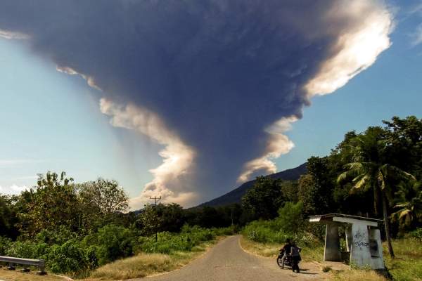 Vulcanul Lewotobi din Indonezia a erupt pentru a doua oară. Cel puțin 5 zboruri au fost anulate | FOTO