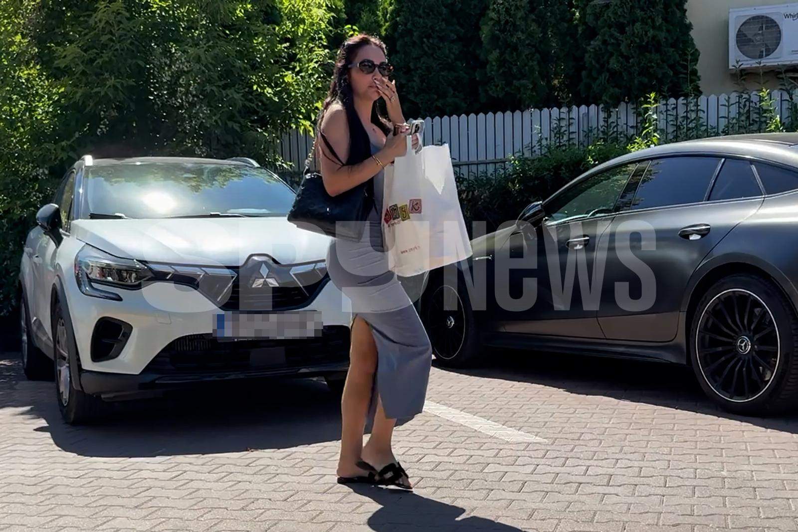 Corina Caciuc ştie cât de important este să aibă puţin timp şi pentru ea! Unde şi în compania cui au surprins-o paparazzii Spynews.ro pe partenera lui Laurenţiu Reghecampf