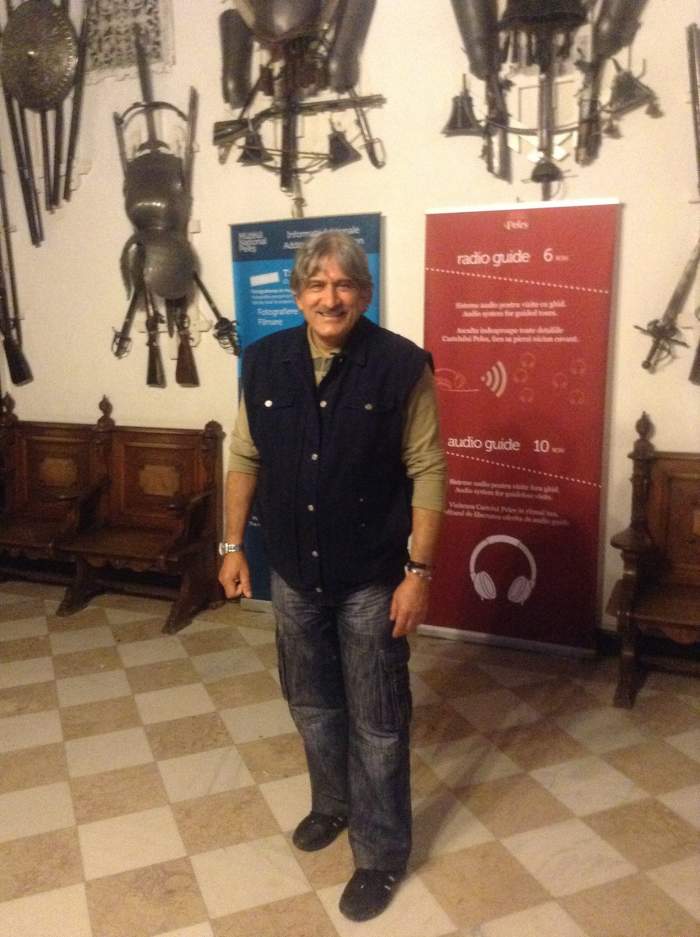 Jean paler poartă blugi