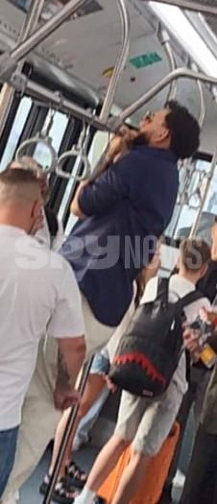 Leo de la Roşiori face show nu doar pe scenă, ci şi în autobuz! Cântăreţul a făcut deliciul martorilor | PAPARAZZI