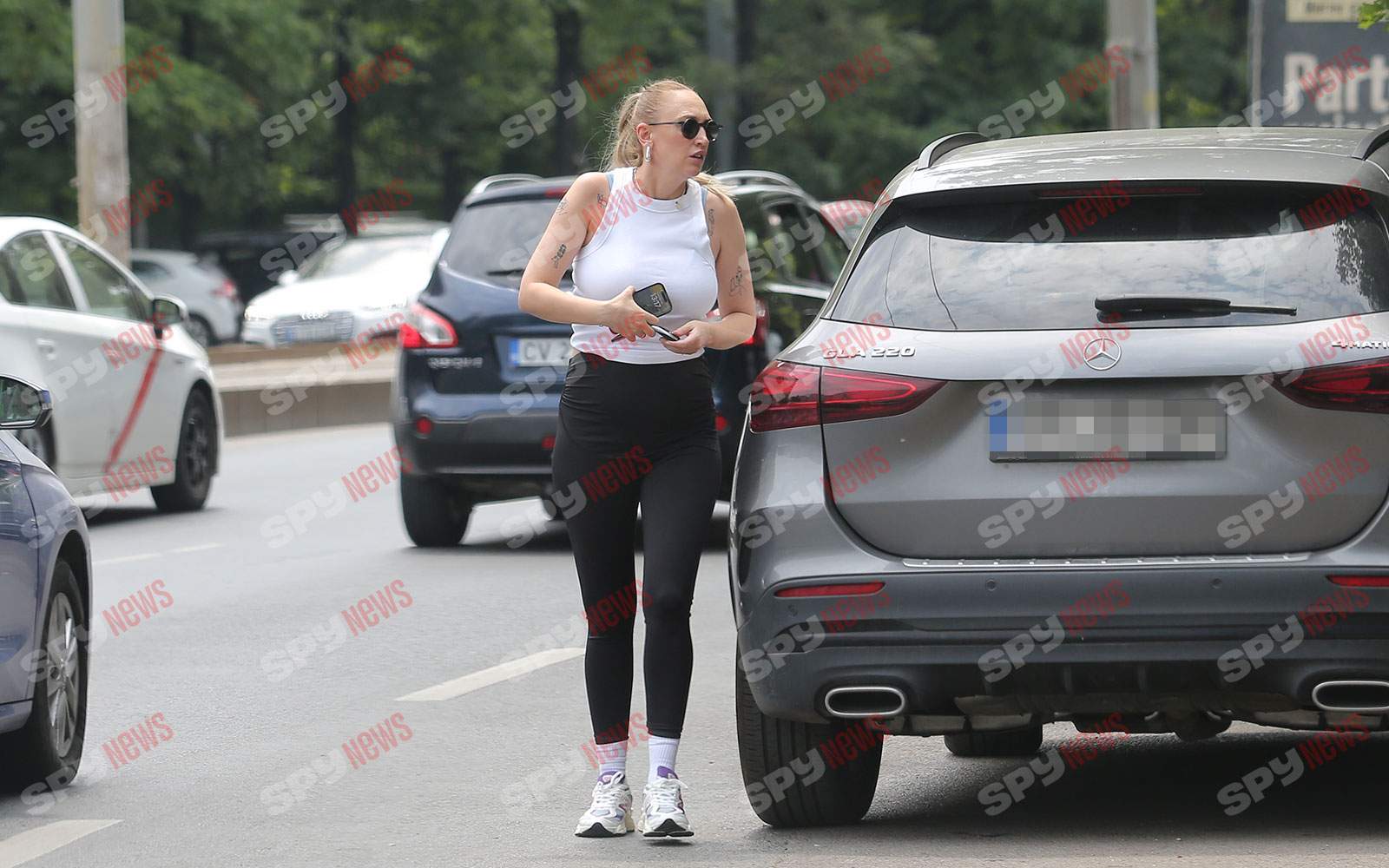 Ilona Brezoianu este o graviduţă hotărâtă! Nu se lasă până nu obţine ce vrea! Cum au surprins-o paparazzii Spynews.ro pe carismatica prezentatoare