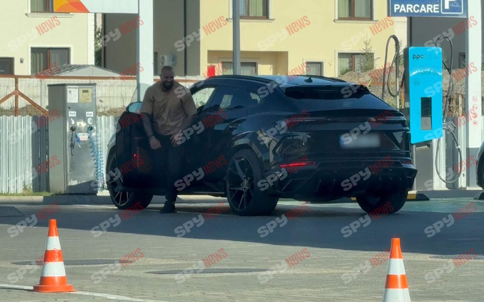 Alex Bodi îşi rezolvă problemele singur! Milionarul musculos nu trage degeaba la sală! Ştie să manevreze orice! | PAPARAZZI