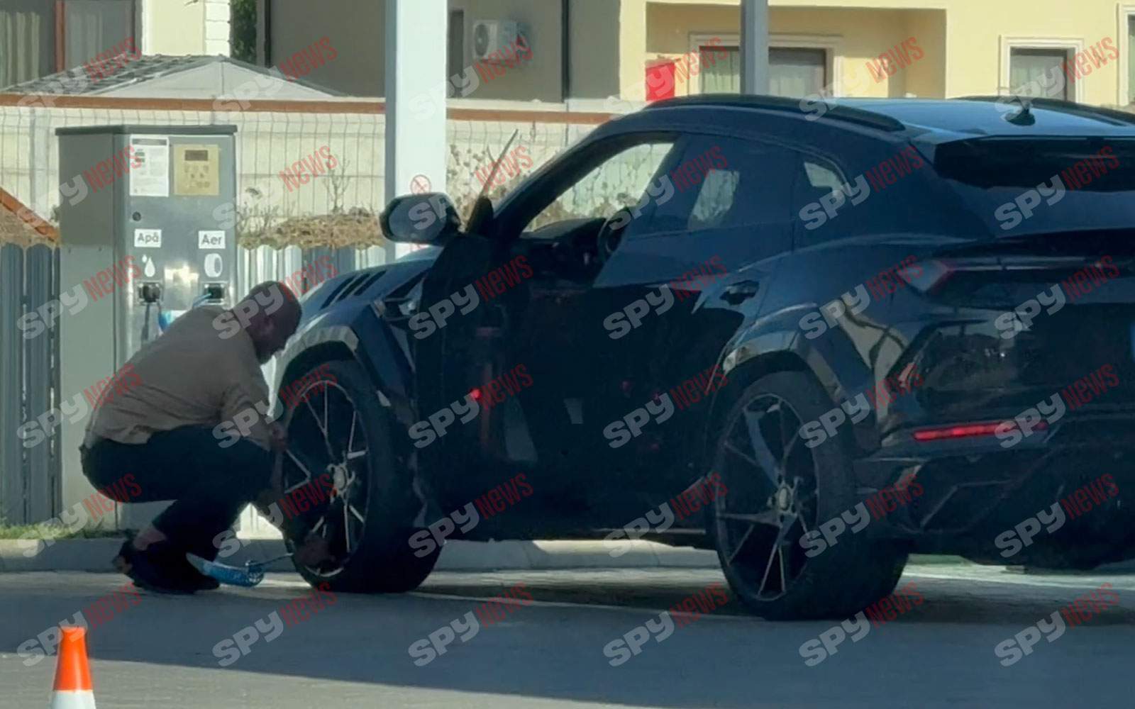 Alex Bodi îşi rezolvă problemele singur! Milionarul musculos nu trage degeaba la sală! Ştie să manevreze orice! | PAPARAZZI