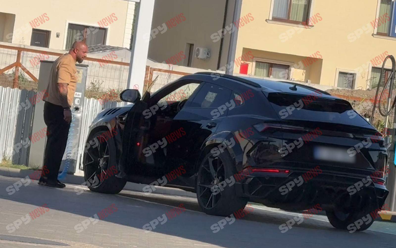 Alex Bodi îşi rezolvă problemele singur! Milionarul musculos nu trage degeaba la sală! Ştie să manevreze orice! | PAPARAZZI