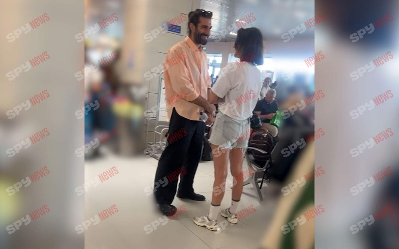 Actorul Daniel Nuță, surprins în tandrețuri cu o altă femeie, nu cu iubita cu care era de 4 ani! Au plecat la Roma! Imagini incendiare din aeroport | VIDEO