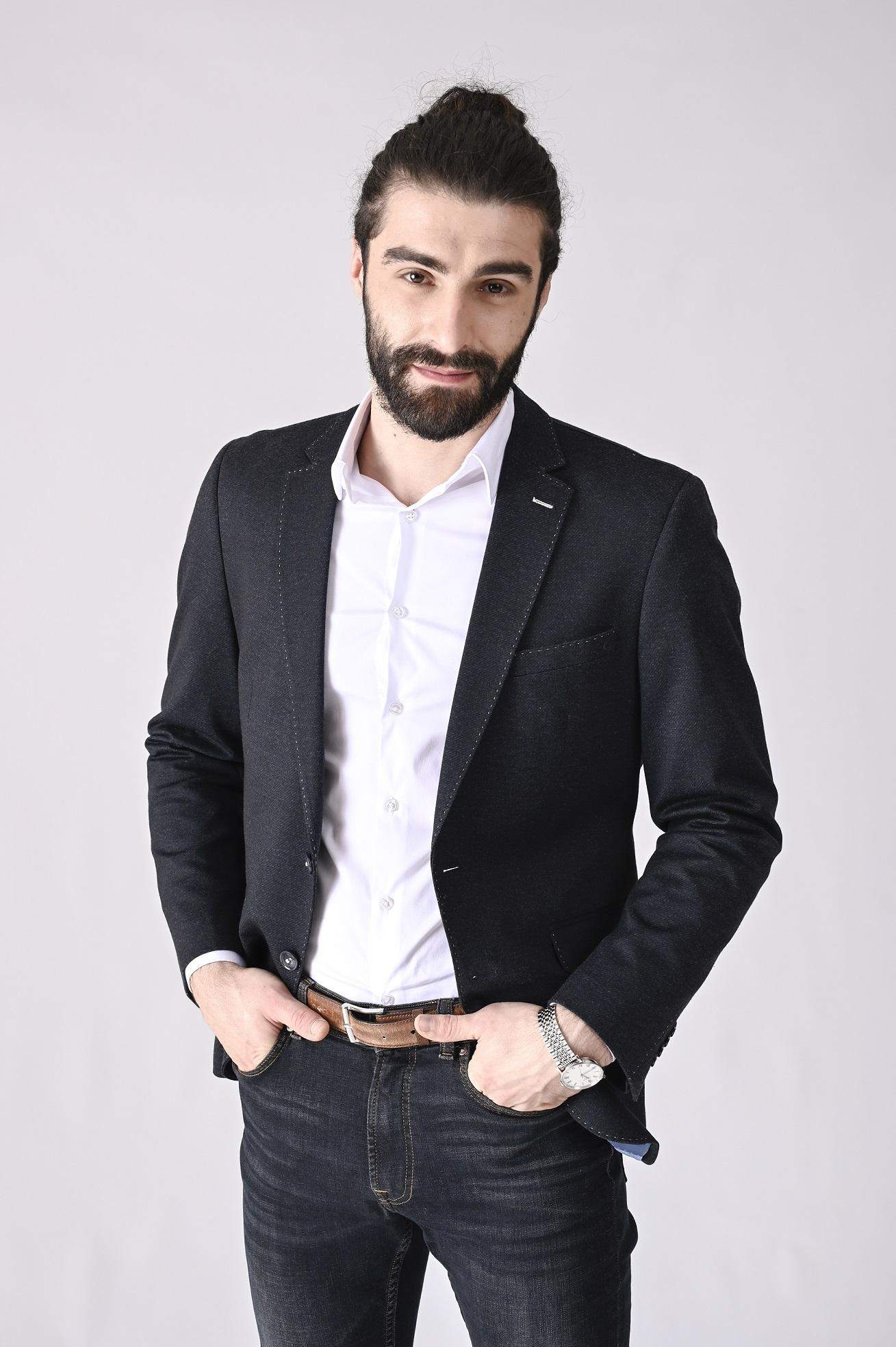daniel nuta imbracat la sacou