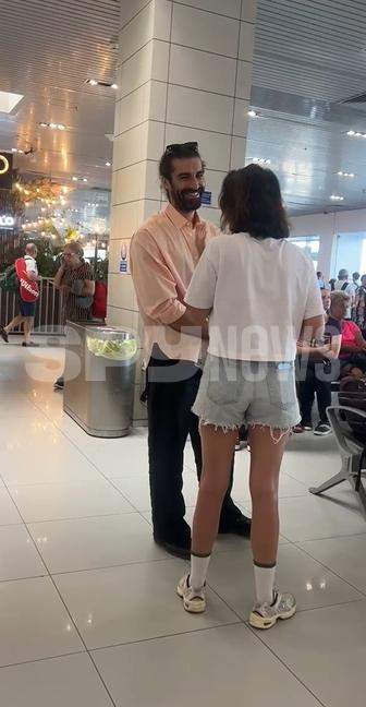 Actorul Daniel Nuță, surprins în tandrețuri cu o altă femeie, nu cu iubita cu care era de 4 ani! Au plecat la Roma! Imagini incendiare din aeroport | VIDEO