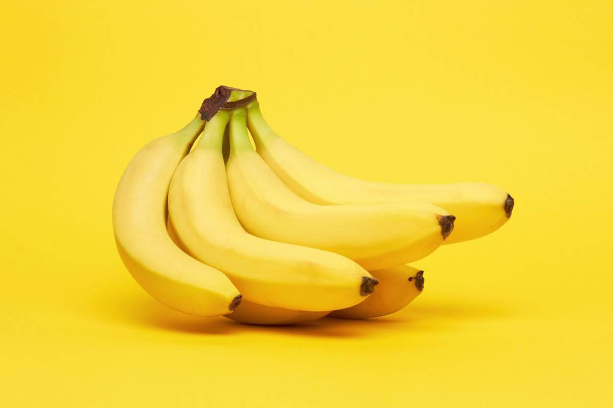 banane pe fundal galben