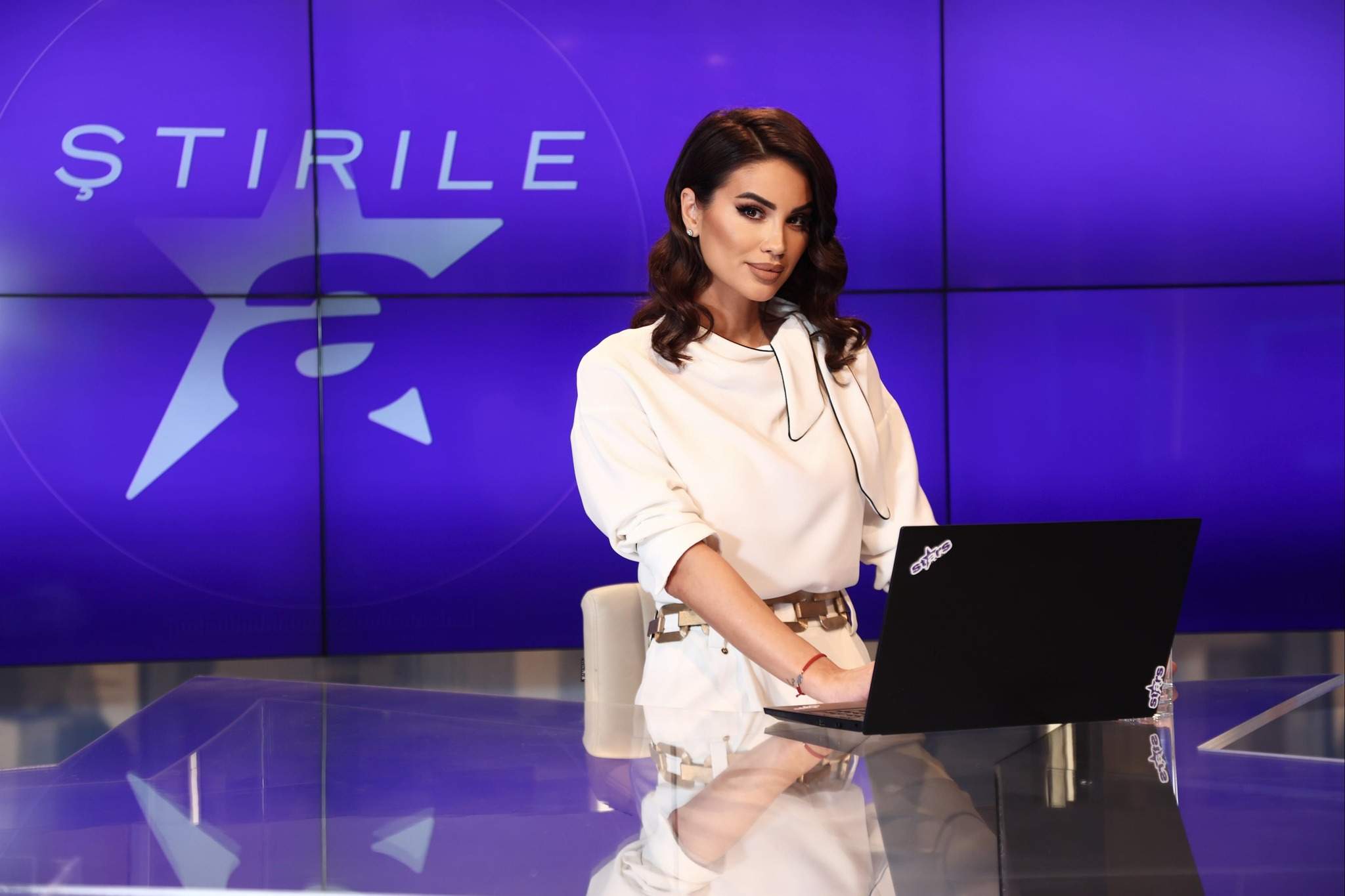 Geanina Ilies în platoul stirilor Antena Sars