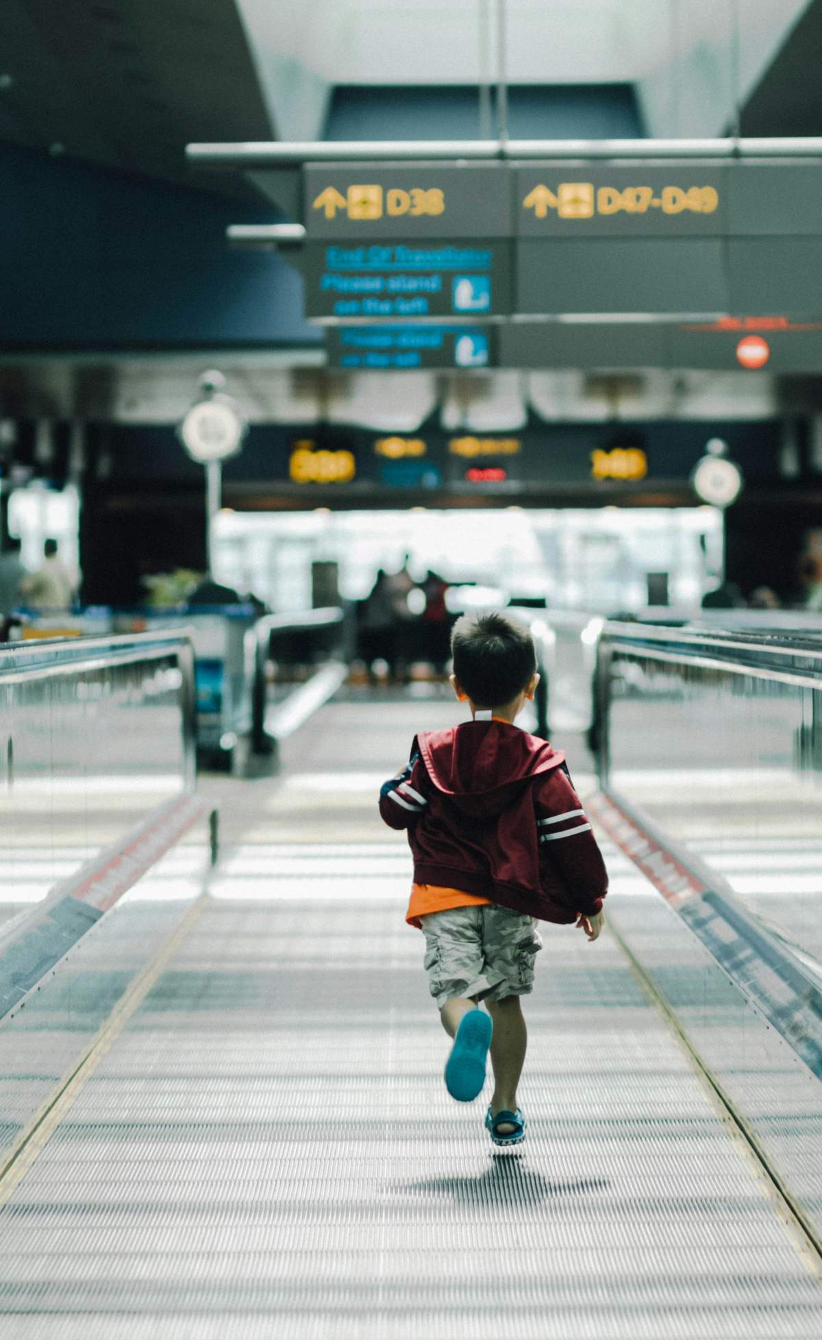 Copil de 10 ani, abandonat de părinți, în aeroportul din Barcelona! El avea pașaportul expirat, iar ei și-au continuat vacanța