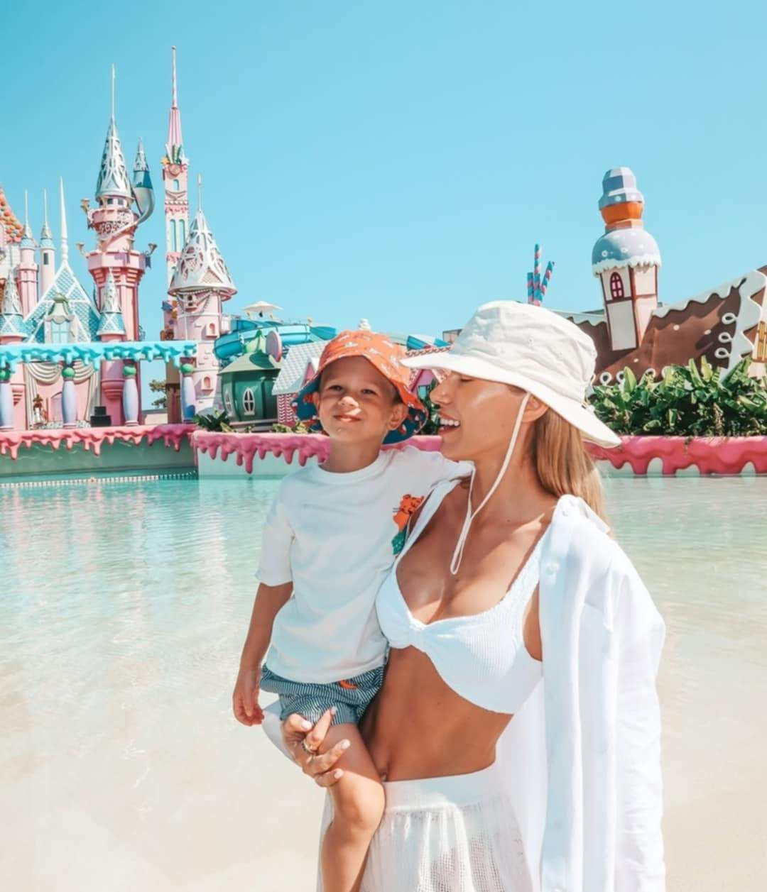 Gabriela și Dani Oțil au plecat într-o vacanță de vis! Imagini superbe de familie, alături de fiul lor! Ce destinație au ales | FOTO