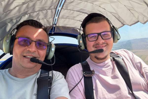 Ei sunt Vlad Zgărdău și Vlad Popescu, cei doi bărbați care au murit în accidental aviatic din Arad! Val de reacții dureroase după tragedie | FOTO