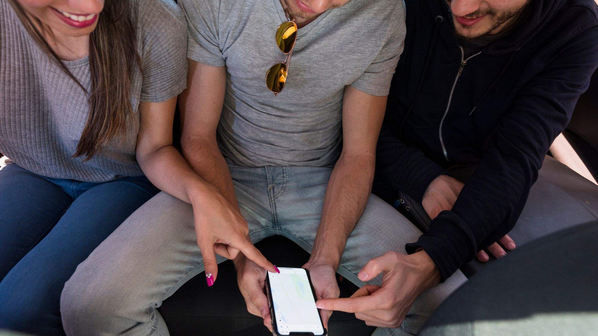 Telefobia, „boala digitală” a noii generații. Adolescenții evită apelurile vocale și preferă comunicarea scrisă