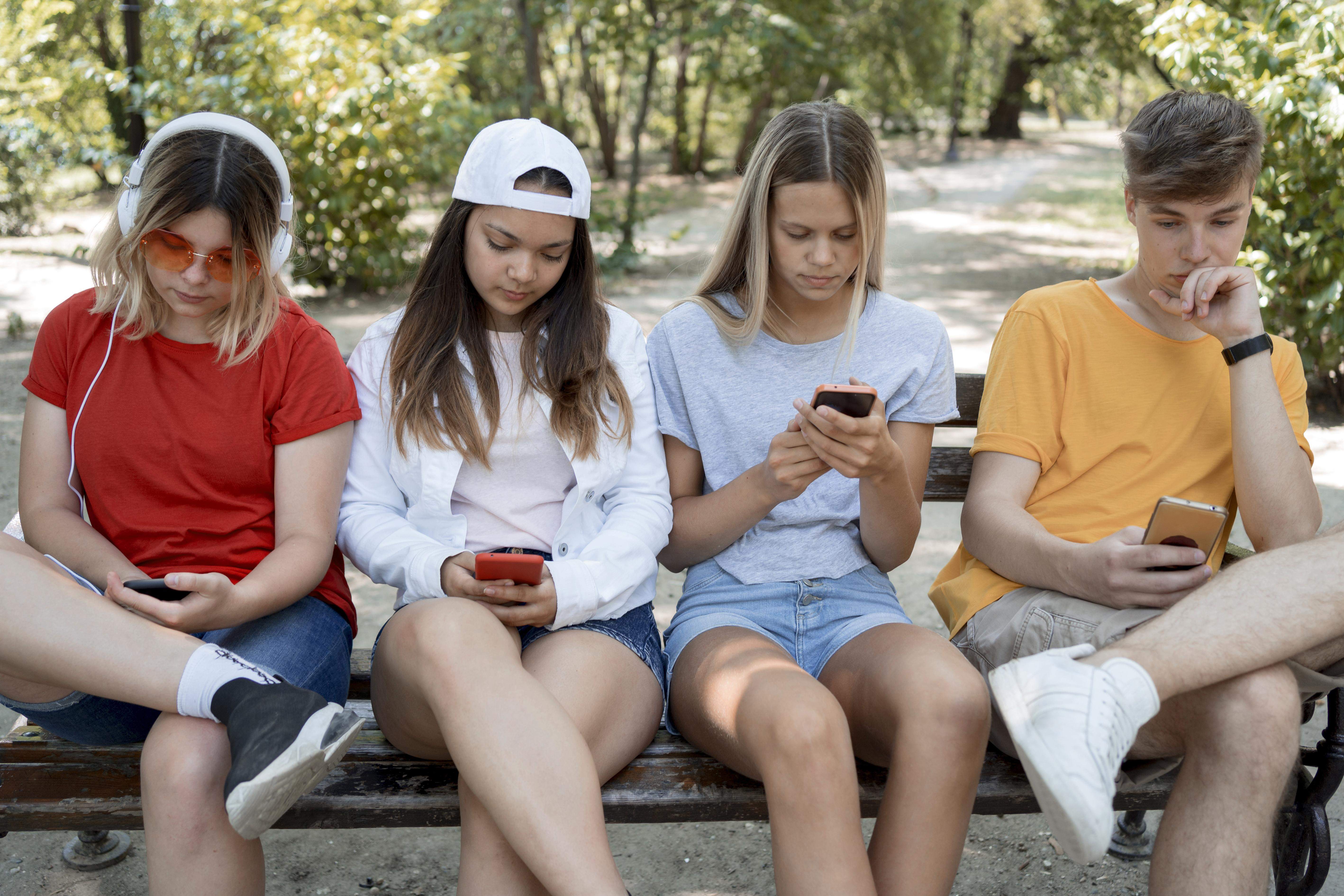 Telefobia, „boala digitală” a noii generații. Adolescenții evită apelurile vocale și preferă comunicarea scrisă